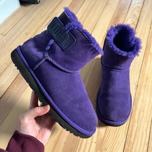 UGG MINI BAILEY LOGO STRAP VIOLET NIGHT SUEDE WOOL WOMEN'S BOOTS SIZE US 9